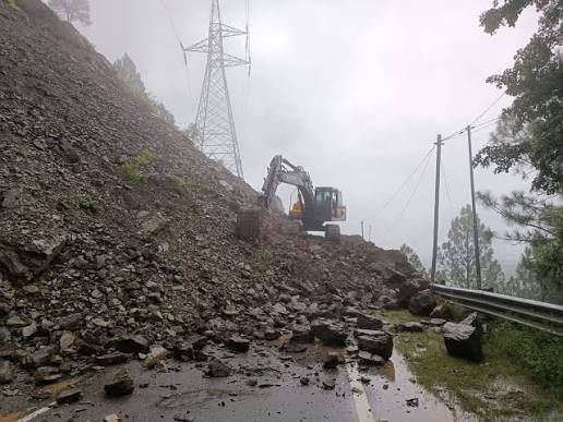Dehradun to Mussoorie Road Hit by Heavy Rain and Landslides; Travel Routes Face Disruption 