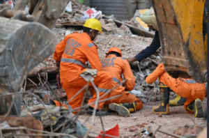 Delhi building collapse : Delhi के Satya Niketan में collapsed five-storey PG building के मलबे में rescue operation