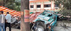 Dehradun News : मोहब्बेवाला हाइवे क्षेत्र बना हादसों का हॉटस्पॉट, फिर पलटा ईंटों से भरा मालवाहक ट्रक,एक हफ्ते के अंदर दूसरी बड़ी घटना