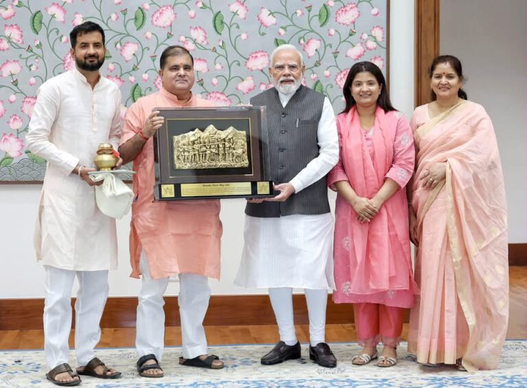 दिल्ली में PM मोदी से मिले महेंद्र भट्ट, परिवार संग पहुंचे प्रधानमंत्री आवास