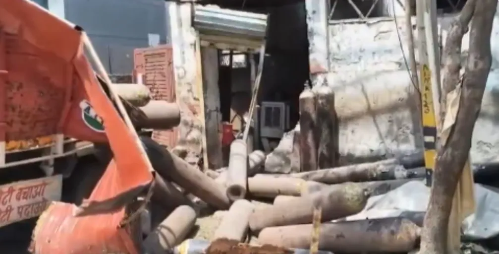 दिल्ली के ओखला में Oxygen Cylinder Blast, एक की मौत और 4 घायल