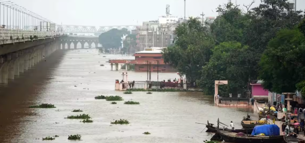 Patna Ganga flood : Patna में बढ़े Ganga water level के बाद flood-affected इलाके और rescue boats