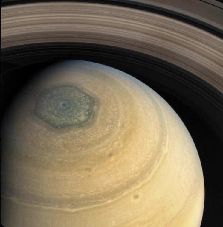 The Saturn Decagon: शनि के दक्षिणी ध्रुव पर दिखा 10-भुजाओं वाला रहस्यमयी तूफान, Hubble ने खोला नया राज