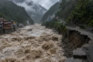 उत्तराखंड में भारी बारिश के बाद उफनती पहाड़ी नदी और बाढ़ का खतरा