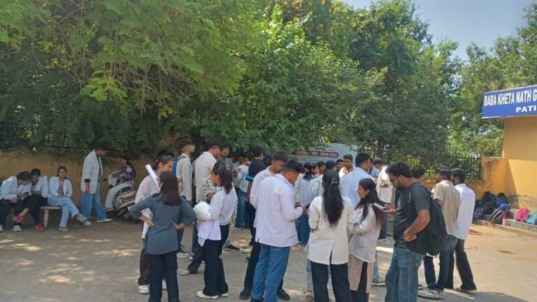 नारनौल में आयुष कॉलेज के छात्रों का प्रदर्शन, स्टाइपेंड बढ़ाकर 25 हजार रुपये करने की मांग
