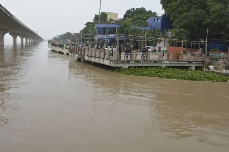 पटना में बाढ़ का बढ़ा खतरा: गंगा का जलस्तर उच्चतम बाढ़ स्तर के पार, निचले इलाकों में अलर्ट