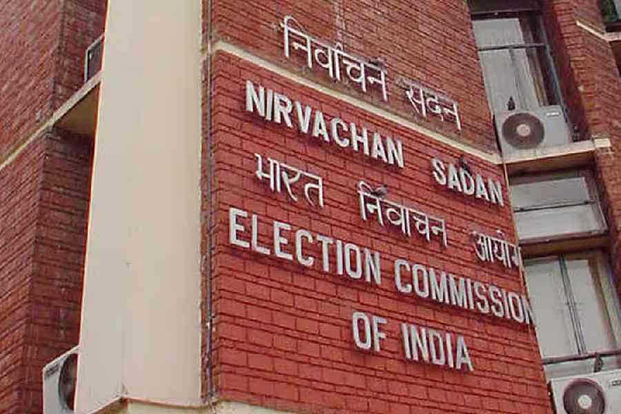 Uttar Pradesh-यूपी में चुनावी अधिकारियों के तबादलों पर EC सख्त, निर्वाचन आयोग ने जारी किए कड़े दिशा-निर्देश