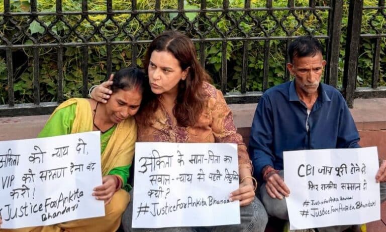 अंकिता हत्याकांड को लेकर माता पिता पहुंचे दिल्ली इंडिया गेट धरने पर..