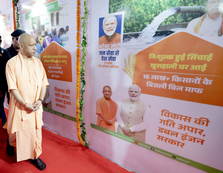 मुख्यमंत्री योगी आदित्यनाथ ने पीएम नरेंद्र मोदी को जनसेवा में 25 वर्ष पूरे करने पर बधाई दी।