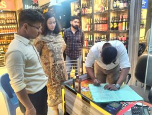 अनधिकृत सेल्समैन, रेट लिस्ट गायब और स्टॉक रजिस्टर भी अपडेट नहीं…शराब दुकानों पर जिला प्रशासन  ने देर रात छापा