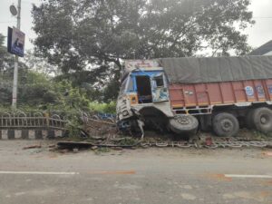 Uttarakhand- मोहब्बेवाला में हादसों का सिलसिला जारी.. इस बार ट्रक और पुलिस बस की जबरजस्त भिड़ंत