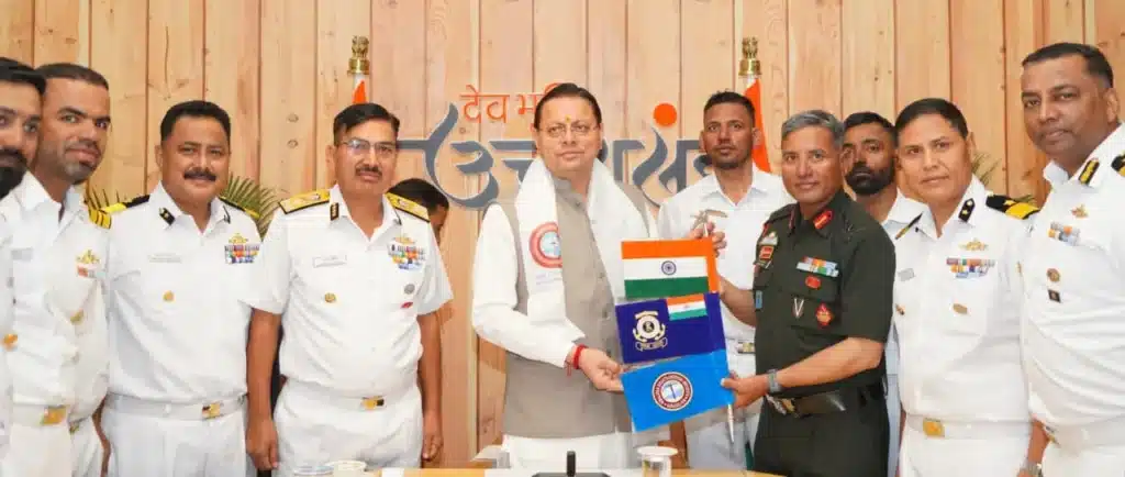 माउंट मुकुट ईस्ट का ऐतिहासिक आरोहण कर लौटा संयुक्त अभियान दल, मुख्यमंत्री धामी ने किया फ्लैग-इन