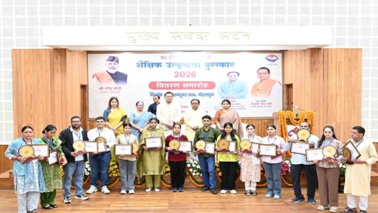 Uttarakhand- मुख्यमंत्री धामी ने पं. दीनदयाल उपाध्याय शैक्षिक उत्कृष्टता पुरस्कार समारोह में 63 मेधावी छात्र-छात्राओं और छह प्रधानाचार्यों को किया सम्मानित