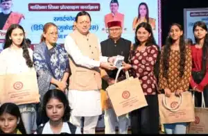 Uttarakhand-अंतरराष्ट्रीय बालिका दिवस पर मुख्यमंत्री ने 149 मेधावी बालिकाओं को स्मार्टफोन प्रदान कर किया सम्मानित