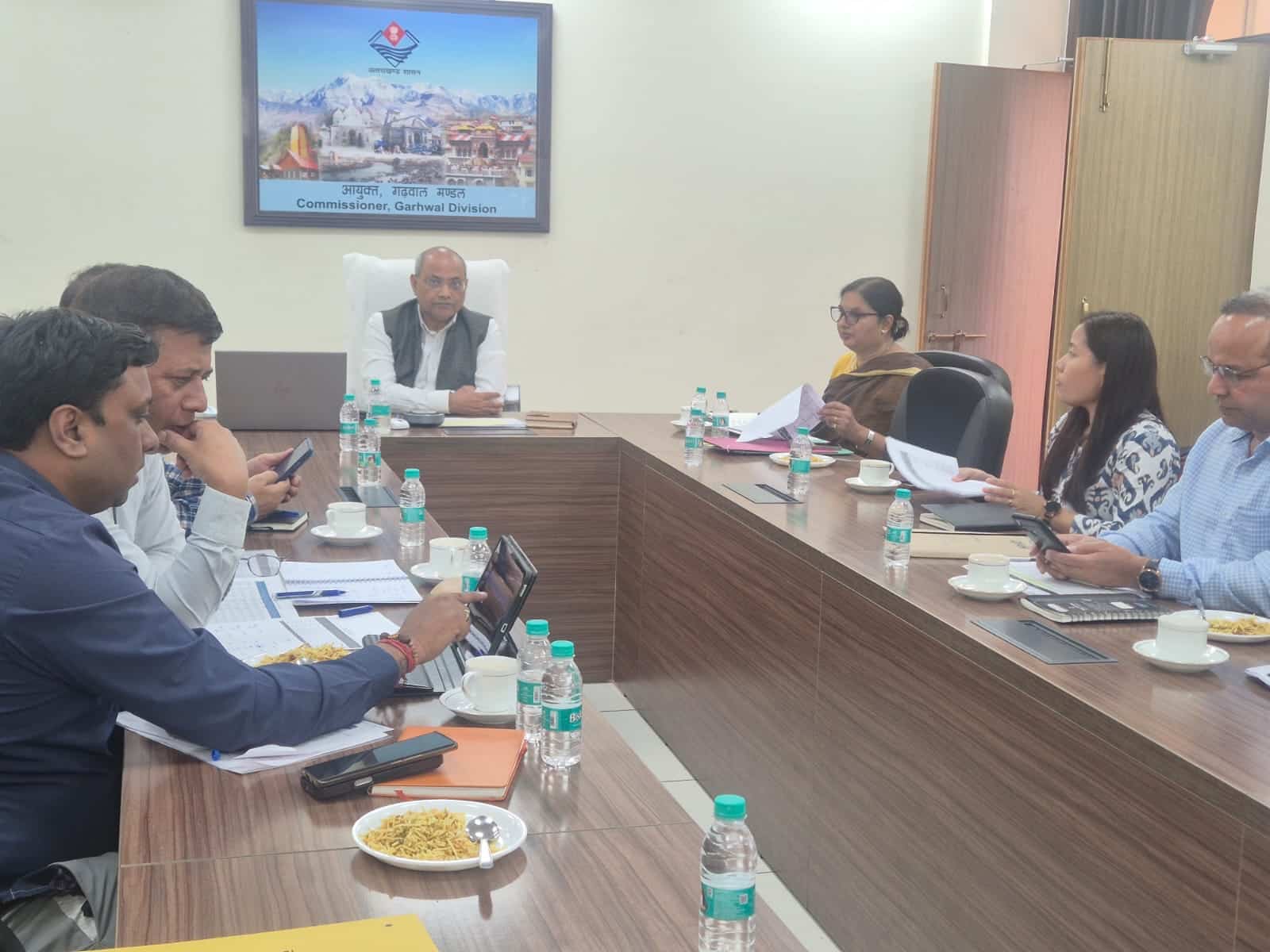 Garhwal Commissioner takes a stern stance over failure to make roads pothole-free within the stipulated timeframe; issues a one-day ultimatum to the construction agencies.