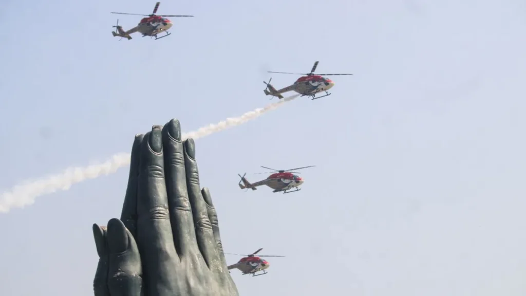 Uttar Pradesh-वाराणसी में भारतीय वायुसेना का शानदार एयर शो, PM मोदी ने नमो घाट से देखा आसमान में शौर्य